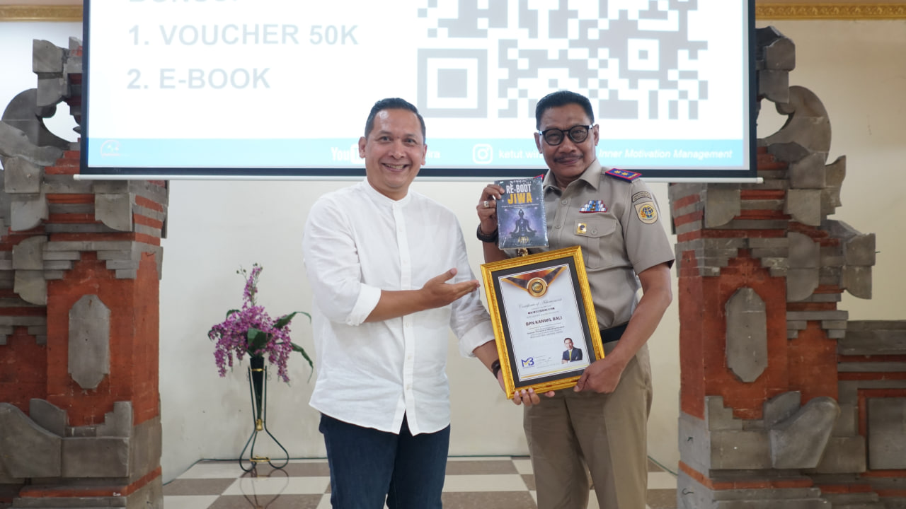 pemberian sertifikat Seminar Motivasi BPN Kanwil Bali bersama Coach Wira