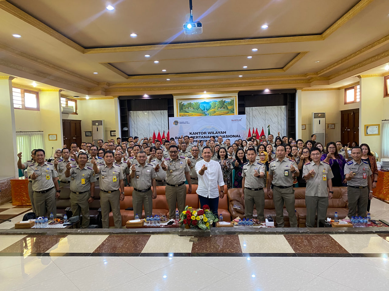 foto bersama Seminar Motivasi BPN Kanwil Bali bersama Coach Wira